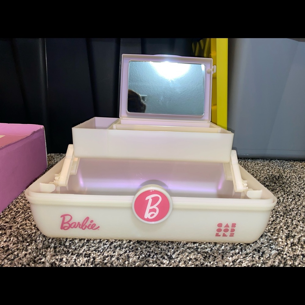 BRAND NEW BARBIE makeup case!! - Picture 2 of 5